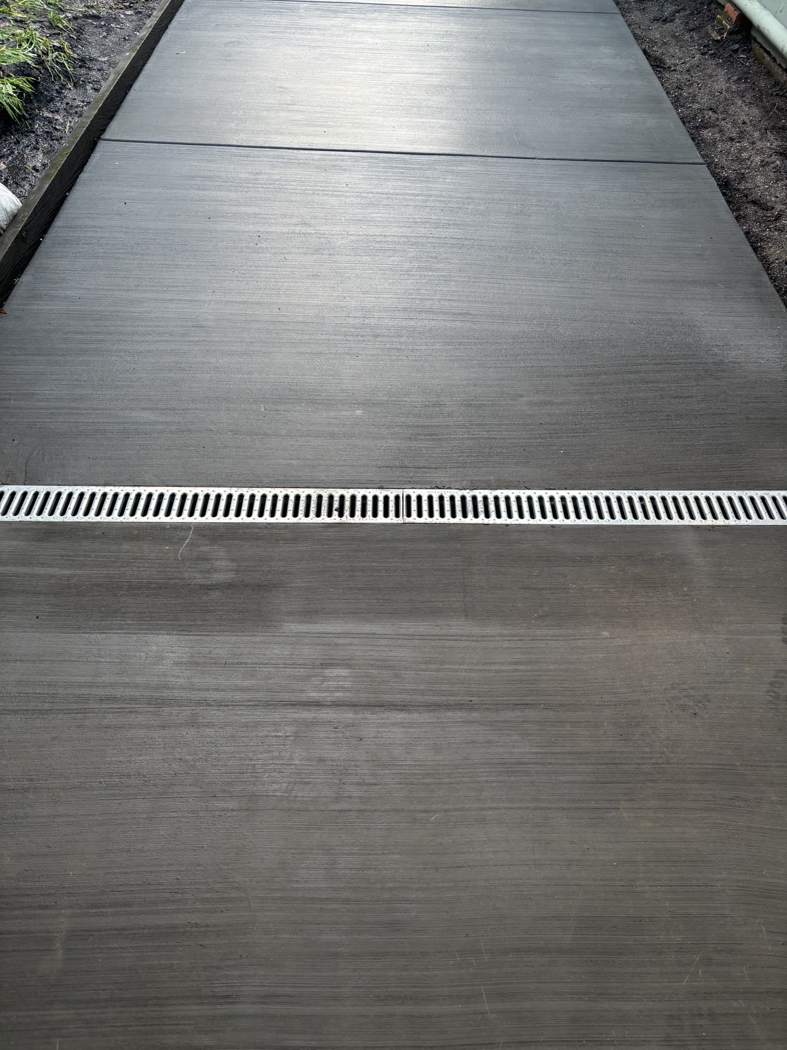 Finished concrete slab with a clean integrated channel drain